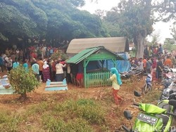 Ramai-ramai Warga Tonton Pembongkaran Makam Sulasmini di Blora