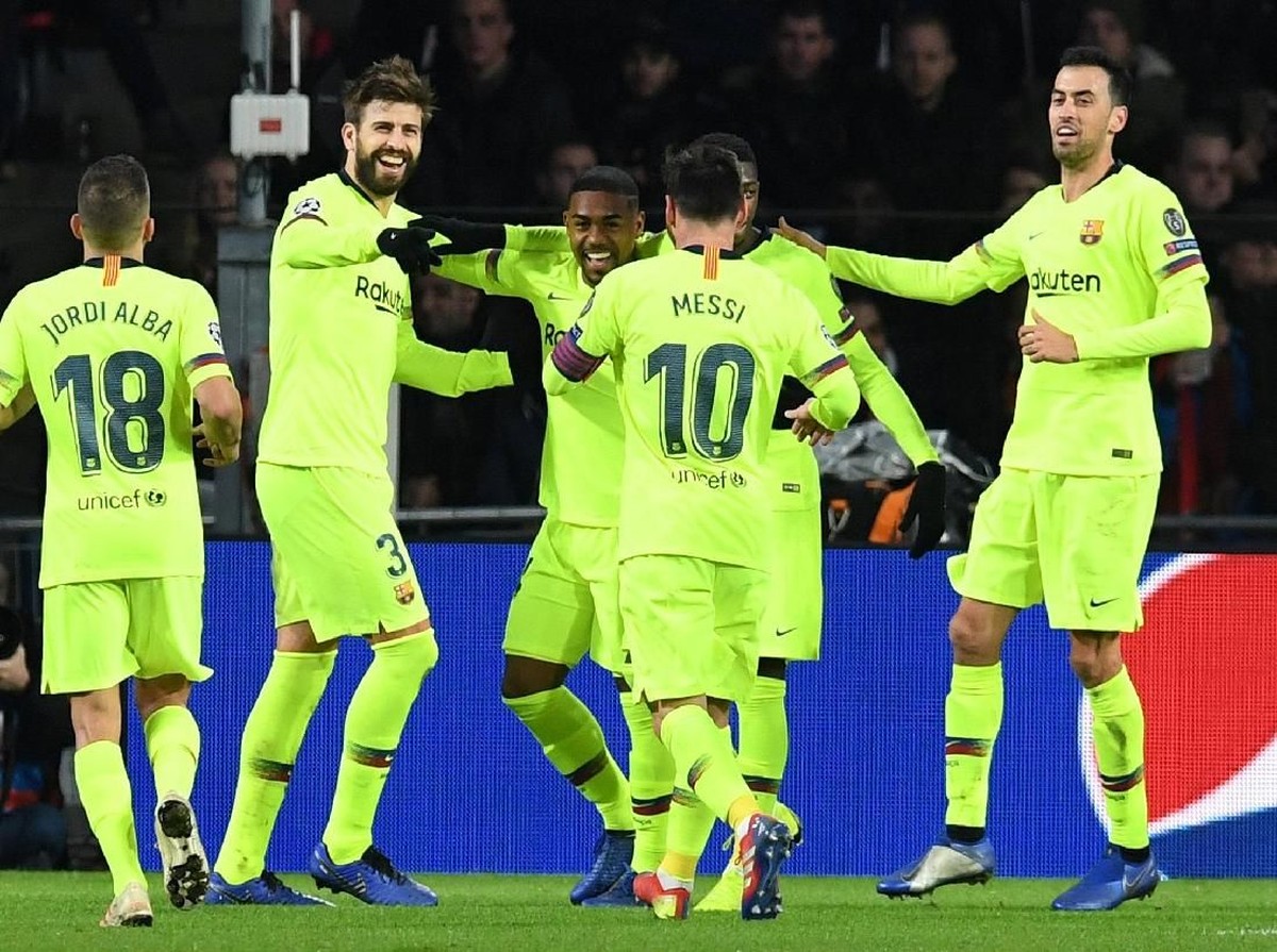 Pemain Barcelona merayakan gol Gerard Pique. (Foto: Toussaint Kluiters/Reuters)