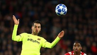 Aksi Sergio Busquets menahan bola. Dean Mouhtaropoulos/Getty Images.