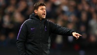 Dari nama-nama yang sudah muncul, Mauricio Pochettino akan paling susah untuk digaet MU karena masih berstatus manajer Tottenham Hotspur. Namun, Pochettino punya jejak rekam yang oke dengan para pemain muda serta lebih berpengalaman di Premier League ketimbang Jardim. Untuk mendatangkan Pochettino, MU mungkin harus menunggu sampai musim panas tahun depan. Foto: Stuart Franklin/Getty Images