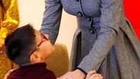 Foto: Momen Manis Kate Middleton Disambut Ciuman dari Bocah Cilik