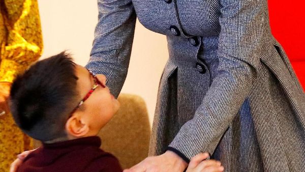 Foto: Momen Manis Kate Middleton Disambut Ciuman dari Bocah Cilik