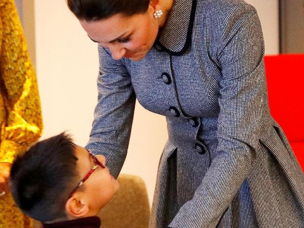 Foto: Momen Manis Kate Middleton Disambut Ciuman dari Bocah Cilik