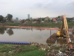 Petugas Angkut Sampah 45 Meter Kubik dari KBB Jakpus