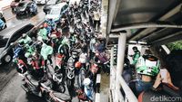 Hindari Hujan, Pemotor Parkir Sembarangan di Kolong JPO