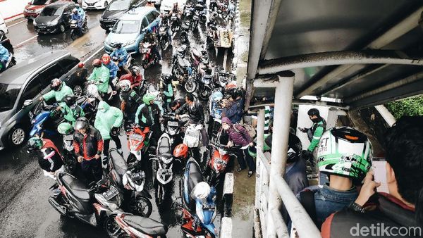Hindari Hujan, Pemotor Parkir Sembarangan di Kolong JPO