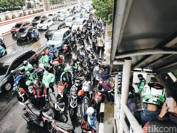 Hindari Hujan, Pemotor Parkir Sembarangan di Kolong JPO