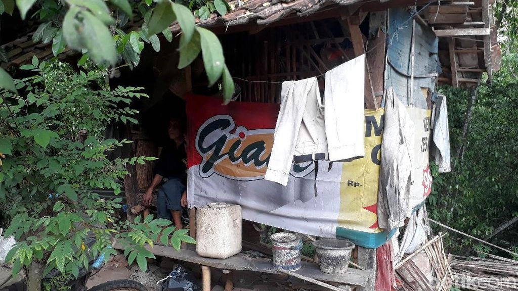 Lara Pak Bunah, Puluhan Tahun Tinggal di Gubuk Reyot