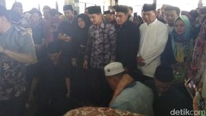 Momen Haru Zumi Zola Menangis Saat Gali Makam Ayahnya