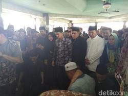 Video: Air Mata Zumi Zola Tumpah di Pemakaman Ayahanda