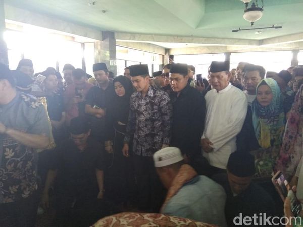 Momen Haru Zumi Zola Menangis Saat Gali Makam Ayahnya