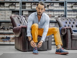 Kocak, Video Viral Pria Coba Sepatu di Toko Tapi Dikira Ingin Mencuri