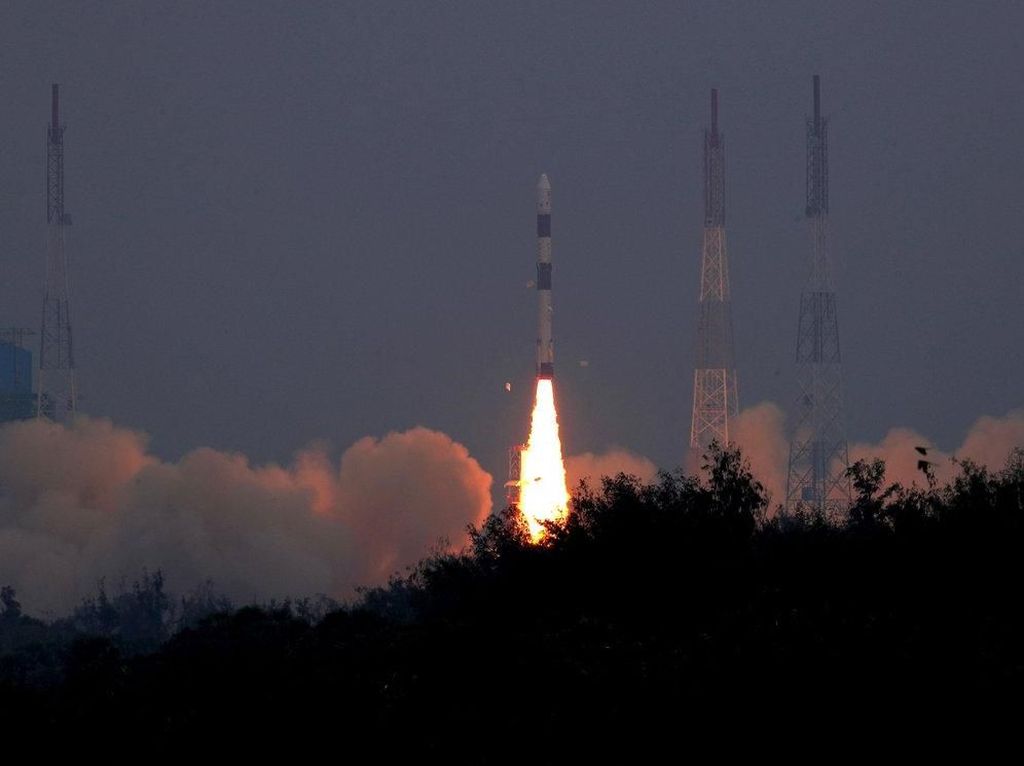 Roket India Luncurkan 31 Satelit Sekaligus ke Luar Angkasa Roket India Luncurkan 31 Satelit Sekaligus ke Luar Angkasa