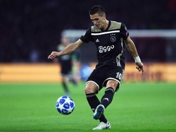 Sayap kiri ditempati oleh Dusan Tadi dari Ajax. Tadic mencetak dua gol untuk membawa Ajax menang 2-0 atas AEK. Nilainya adalah 8,6. (Foto: Dean Mouhtaropoulos/Getty Images)