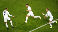 Hasilnya, saat laga baru berjalan 13 menit gawang Liverpool yang dijaga Alisson Becker bergetar. Juan Bernat membawa PSG memimpin 1-0. Foto: Reuters