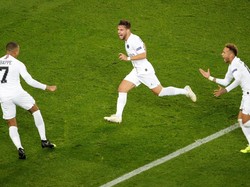 Hasilnya, saat laga baru berjalan 13 menit gawang Liverpool yang dijaga Alisson Becker bergetar. Juan Bernat membawa PSG memimpin 1-0. Foto: Reuters