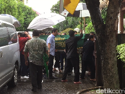 Kehilangan Sang Bunda, Ayu Dewi Belum Bisa Ditemui