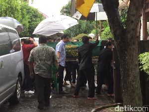 Tangis Ayu Dewi Iringi Pemakaman Ibunda Tangis Ayu Dewi Iringi Pemakaman Ibunda