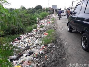 Sampah Berserakan di Jalan Karang Satria Bekasi, Ini Kata Pemkab Sampah Berserakan di Jalan Karang Satria Bekasi, Ini Kata Pemkab