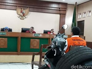 Berharap Bebas, Iwan Adranacus Santuni Keluarga Korban Rp 1,1 M Berharap Bebas, Iwan Adranacus Santuni Keluarga Korban Rp 1,1 M