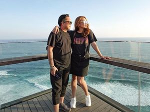 Momen Romantis Feby Febiola dan Suami yang Jarang Terekspos