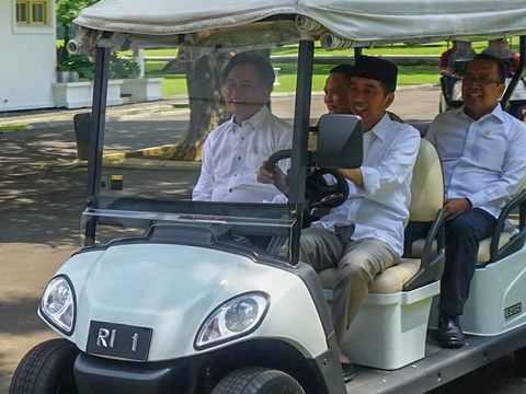 Usai bertemu, Jokowi dan Yusril lalu berangkat untuk salat Jumat. Jokowi menyopiri mobil golf sementara Yusril duduk di sampingnya.