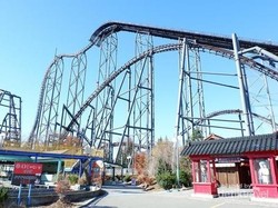 Taman Rekreasi Ekstrem di Balik Cantiknya Gunung Fuji