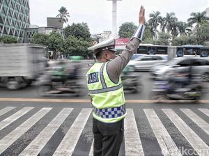 Polisi Penilang Pengendara Bawa Sepeda di Mobil Ditegur-Disanksi Disiplin Polisi Penilang Pengendara Bawa Sepeda di Mobil Ditegur-Disanksi Disiplin
