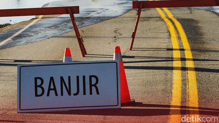 Ilustrasi Jalan tertutup jawaban banjir, pengalihan arus jawaban banjir, awas banjir