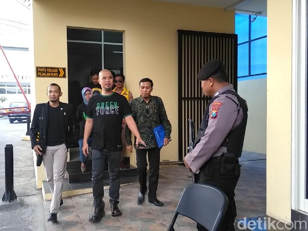 Ahmad Dhani Datangi Polrestabes Surabaya Terkait Laporan Persekusi Ahmad Dhani Datangi Polrestabes Surabaya Terkait Laporan Persekusi
