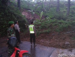 Jalur Antar Kabupaten di Trenggalek Putus Tertimbun Longsor