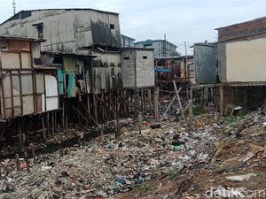 Lurah Penjaringan: Sampah Kali Gendong Susah Bersihnya Lurah Penjaringan: Sampah Kali Gendong Susah Bersihnya