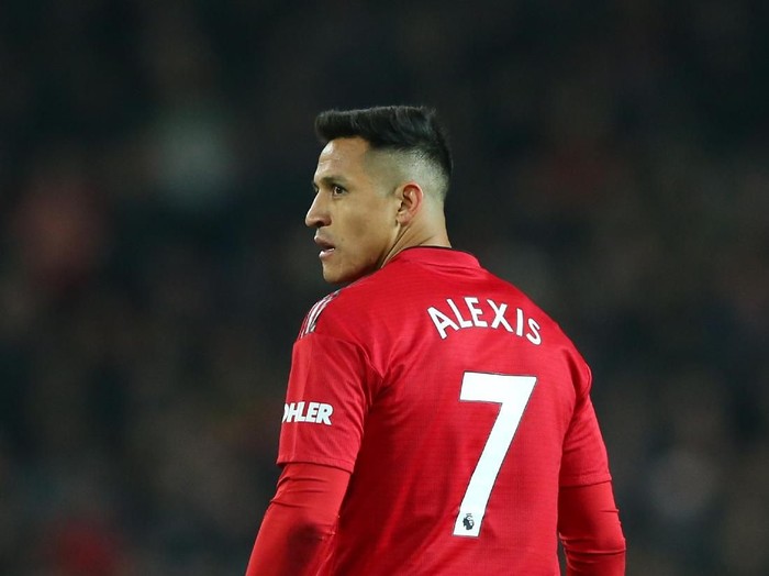MANCHESTER, ENGLAND - NOVEMBER 24:  Alexis Sanchez of Manchester United looks on during the Premier League match between Manchester United and Crystal Palace at Old Trafford on November 24, 2018 in Manchester, United Kingdom.  (Photo by Alex Livesey/Getty Images)