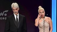 Masih Baper, Lady Gaga Nangis saat Beri Bradley Cooper Piala