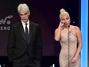 Masih Baper, Lady Gaga Nangis saat Beri Bradley Cooper Piala