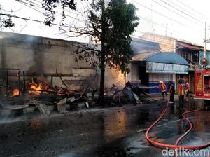 Lupa Matikan Kompor, 5 Kios di Pantura Pekalongan Ludes Terbakar