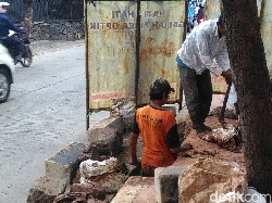 Puncak COVID-19, Kuli Sindang Banjir Pesanan Gali Kubur: Sehari Bisa Tiga