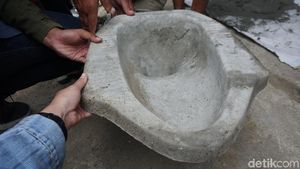 Foto: Proses Pembuatan Jamban Sederhana oleh Warga Pedalaman NTT