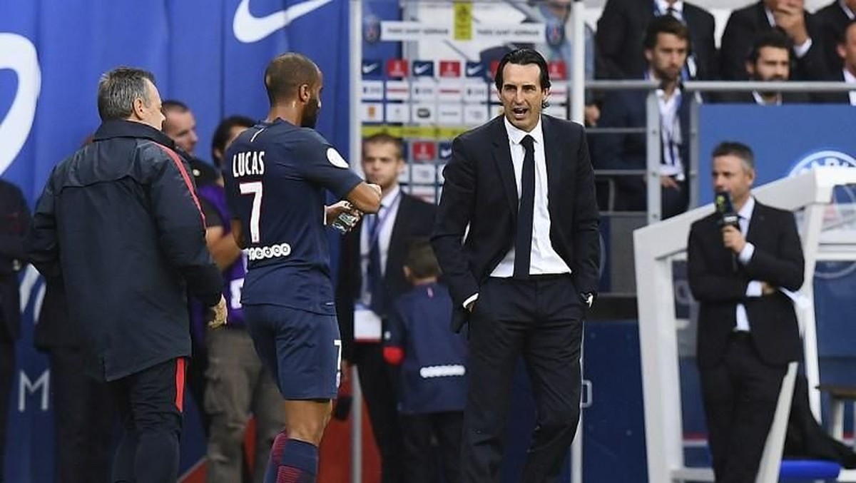 Lucas Moura dan Unai Emery saat masih di PSG (AFP/FRANCK FIFE)