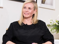 Komedian Ini Pose Telanjang di Salju untuk Ajak Netizen Baca Buku