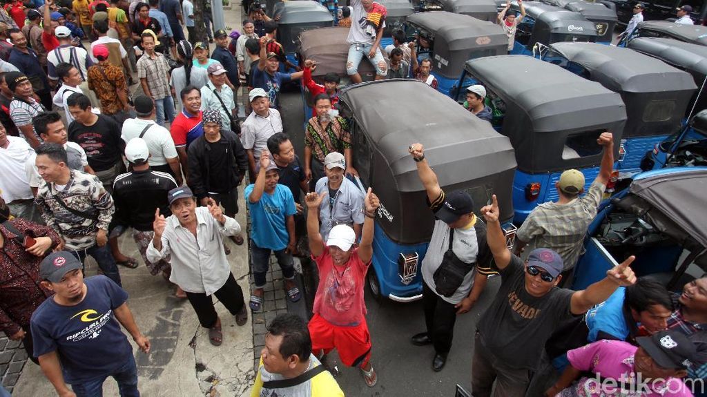 Usai Bertemu Perwakilan Pemprov DKI, Aksi Sopir Bajaj Bubar Jalan Usai Bertemu Perwakilan Pemprov DKI, Aksi Sopir Bajaj Bubar Jalan