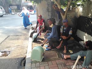 Curhat Kuli Sindang: Sudah Setahun Tidak Bertemu Keluarga Curhat Kuli Sindang: Sudah Setahun Tidak Bertemu Keluarga