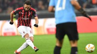 MIlan akhirnya berbalik unggul di menit ke-70. Sepakan Hakan Calhanoglu membuat Rossoneri berbalik memimpin dengan skor 3-2. (Foto: Daniele Mascolo/Reuters)