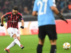 MIlan akhirnya berbalik unggul di menit ke-70. Sepakan Hakan Calhanoglu membuat Rossoneri berbalik memimpin dengan skor 3-2. (Foto: Daniele Mascolo/Reuters)