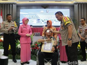 Atas Keberaniannya, Bripka Andreas Terima Penghargaan dari Kapolda