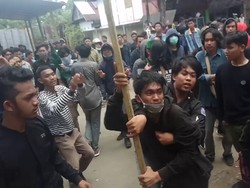 Aksi di Bone Ricuh: Mobil Rusak, 2 Pendemo Disabet Senjata