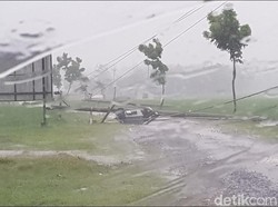 Diterjang Angin Kencang, 7 Tiang Listrik di Blora Roboh
