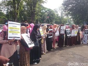 Puluhan Wanita Muslimah Gelar Aksi Tolak LGBT di Depan Gedung Sate