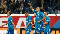 Artem Dzyuba menyegel satu tempat di posisi penyerang. Ia menjadi momok utama bagi lini pertahanan Benfica. Dzyuba membuat satu gol saat Zenit St Petersburg menang 3-1. (Foto: Epsilon/Getty Images)