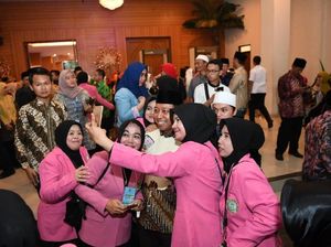 Temani Jokowi ke Asrama Haji, Rommy Dikerubuti Emak-emak